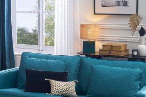 Lampe à poser en céramique bleu pétrole mat et abat-jour en raphia naturel H40 cm TIGA
