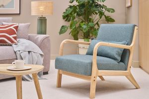 Poltrona scandinava in tessuto grigio verde e legno massello chiaro DERRY