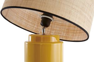 Lampe à poser en céramique émaillée jaune et abat-jour en raphia naturel H64 cm MAJES