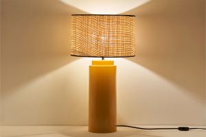 Lampe à poser en céramique émaillée jaune et abat-jour en raphia naturel H64 cm MAJES