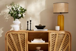 Lampe à poser en céramique émaillée jaune et abat-jour en raphia naturel H64 cm MAJES