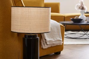 Lampe à poser en céramique émaillée noire et abat-jour en raphia naturel H64 cm MAJES