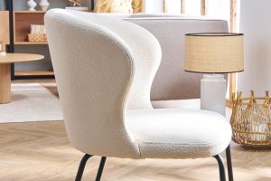 Chaise design blanche en tissu effet laine bouclée et métal noir YDA