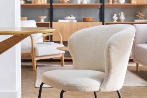 Chaise design blanche en tissu effet laine bouclée et métal noir YDA