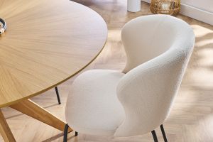 Chaise design blanche en tissu effet laine bouclée et métal noir YDA