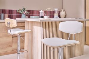 Tabourets de bar design réglables blanc et bois clair (lot de 2) VASCO