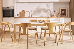 Chaises scandinaves en bois clair chêne massif et tissu effet laine bouclée blanc cassé (lot de 2) LOUISA