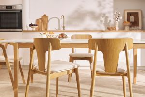 Chaises scandinaves en bois clair chêne massif et tissu effet laine bouclée blanc cassé (lot de 2) LOUISA