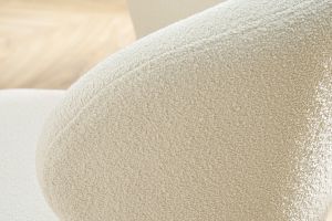 Chaise design blanche en tissu effet laine bouclée et métal noir YDA