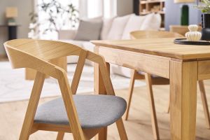 Chaises scandinaves empilables en bois clair chêne et tissu gris (lot de 2) LOVA