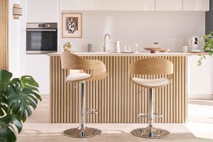 Sgabelli da bar design regolabili in poliuretano bianco e legno chiaro (set di 2) EUSTACHE