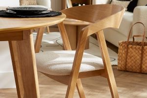 Chaises scandinaves empilables en bois clair chêne et tissu effet laine bouclée blanc cassé (lot de 2) LOVA