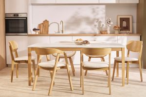Chaises scandinaves empilables en bois clair chêne et tissu effet laine bouclée blanc cassé (lot de 2) LOVA