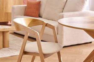 Chaises scandinaves empilables en bois clair chêne et tissu effet laine bouclée blanc cassé (lot de 2) LOVA