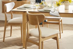 Chaises scandinaves en tissu effet laine bouclée beige et bois clair chêne massif (lot de 2) MAYA