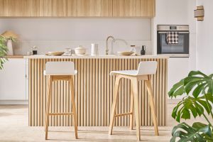 Sgabelli da bar scandinavi bianco e legno chiaro H75 cm (set di 2) BALTIK