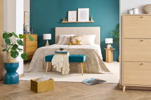 Banc scandinave capitonné en tissu velours bleu pétrole et bois clair L96 cm GUESTA