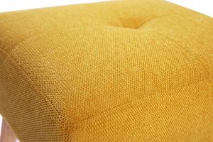 Tabouret bas en tissu effet velours texturé jaune moutarde et bois clair massif H46 cm GUESTA