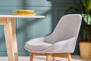 Chaises scandinaves en tissu gris clair et bois clair massif (lot de 2) HOLO