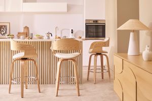 Tabourets de bar scandinaves pivotants 360° en bois clair H67.5 cm (lot de 2) GAO