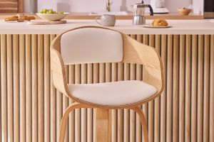 Tabourets de bar scandinaves pivotants 360° en bois clair H67.5 cm (lot de 2) GAO