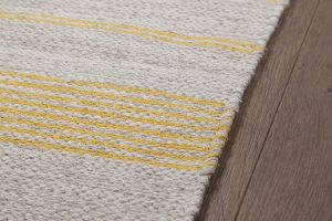 Tapis / Descente de lit rectangulaire beige à rayures jaunes 50 x 80 cm CABOURG