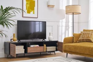 Meuble TV bois foncé noyer, noir mat et métal noir 2 portes 1 tiroir L160 cm MERMOZ