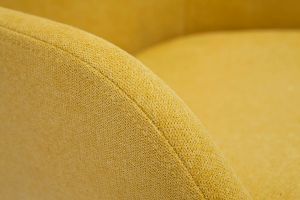 Fauteuils scandinaves en tissu effet velours jaune moutarde et bois clair massif (lot de 2) HOLO