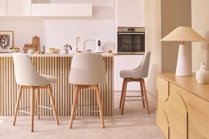 Tabourets de bar scandinaves pivotants 360° en tissu beige et bois hêtre massif H65 cm (lot de 2) HASTA