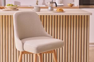 Tabourets de bar scandinaves pivotants 360° en tissu beige et bois hêtre massif H65 cm (lot de 2) HASTA