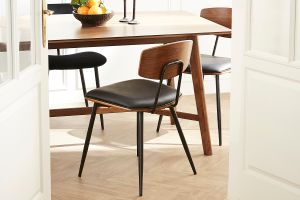 Chaises vintage en bois foncé noyer assises noires et métal noir (lot de 2) JOLINE