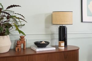 Lampe à poser en céramique émaillée noire et abat-jour en raphia naturel H64 cm MAJES