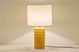 Lampe à poser en céramique émaillée jaune et abat-jour écru H53 cm BERRO