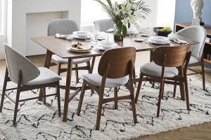 Chaises vintage en tissu gris clair et bois foncé (lot de 2) SOQUETTE