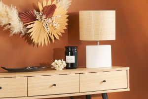 Lampe à poser en céramique blanc mat et abat-jour en raphia naturel H40 cm TIGA