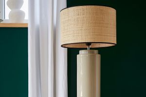 Lampe à poser en céramique émaillée taupe et abat-jour en raphia naturel H64 cm MAJES