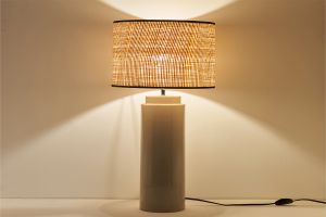 Lampe à poser en céramique émaillée taupe et abat-jour en raphia naturel H64 cm MAJES