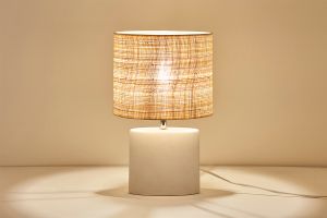 Lampe à poser en céramique blanc mat et abat-jour en raphia naturel H40 cm TIGA