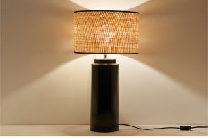 Lampe à poser en céramique émaillée noire et abat-jour en raphia naturel H64 cm MAJES