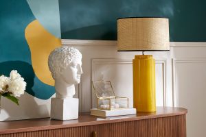 Lampe à poser en céramique émaillée jaune et abat-jour en raphia naturel H64 cm MAJES