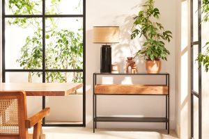 Lampe à poser en céramique émaillée noire et abat-jour en raphia naturel H64 cm MAJES