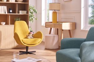 Lampe à poser en céramique émaillée jaune et abat-jour en raphia naturel H64 cm MAJES