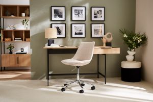 Lampe à poser en céramique noire mat et abat-jour en raphia naturel H40 cm TIGA