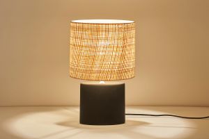 Lampe à poser en céramique noire mat et abat-jour en raphia naturel H40 cm TIGA