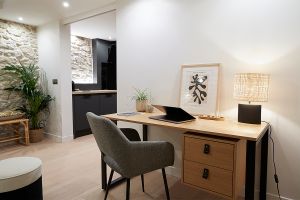 Lampe à poser en céramique noire mat et abat-jour en raphia naturel H40 cm TIGA