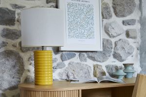 Lampe à poser en céramique émaillée jaune et abat-jour écru H53 cm BERRO