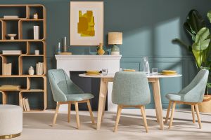 Chaises scandinaves en tissu effet velours texturé vert céladon et bois clair (lot de 2) HIGGINS