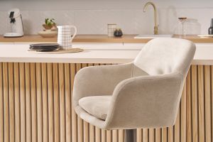 Sgabelli da bar regolabili tessuto effetto velluto beige e metallo (set di 2) AMIKA