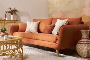 Canapé scandinave 3 places en tissu brique et bois clair CREEP