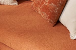 Canapé scandinave 3 places en tissu brique et bois clair CREEP